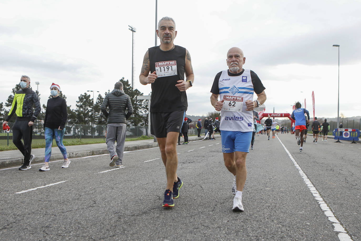 2.500 personas se han dado cita este 24 de diciembre en Gijón para participar en la Carrera Popular de Nochebuena. Beatriz Álvarez (Valencia Atletismo) y Moha Bakkali (Real Sociedad) se hicieron con el triunfo en la prueba absoluta. 