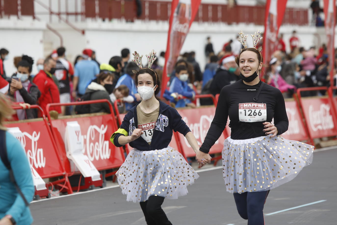 2.500 personas se han dado cita este 24 de diciembre en Gijón para participar en la Carrera Popular de Nochebuena. Beatriz Álvarez (Valencia Atletismo) y Moha Bakkali (Real Sociedad) se hicieron con el triunfo en la prueba absoluta. 