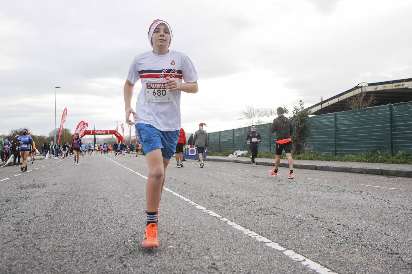 2.500 personas se han dado cita este 24 de diciembre en Gijón para participar en la Carrera Popular de Nochebuena. Beatriz Álvarez (Valencia Atletismo) y Moha Bakkali (Real Sociedad) se hicieron con el triunfo en la prueba absoluta. 