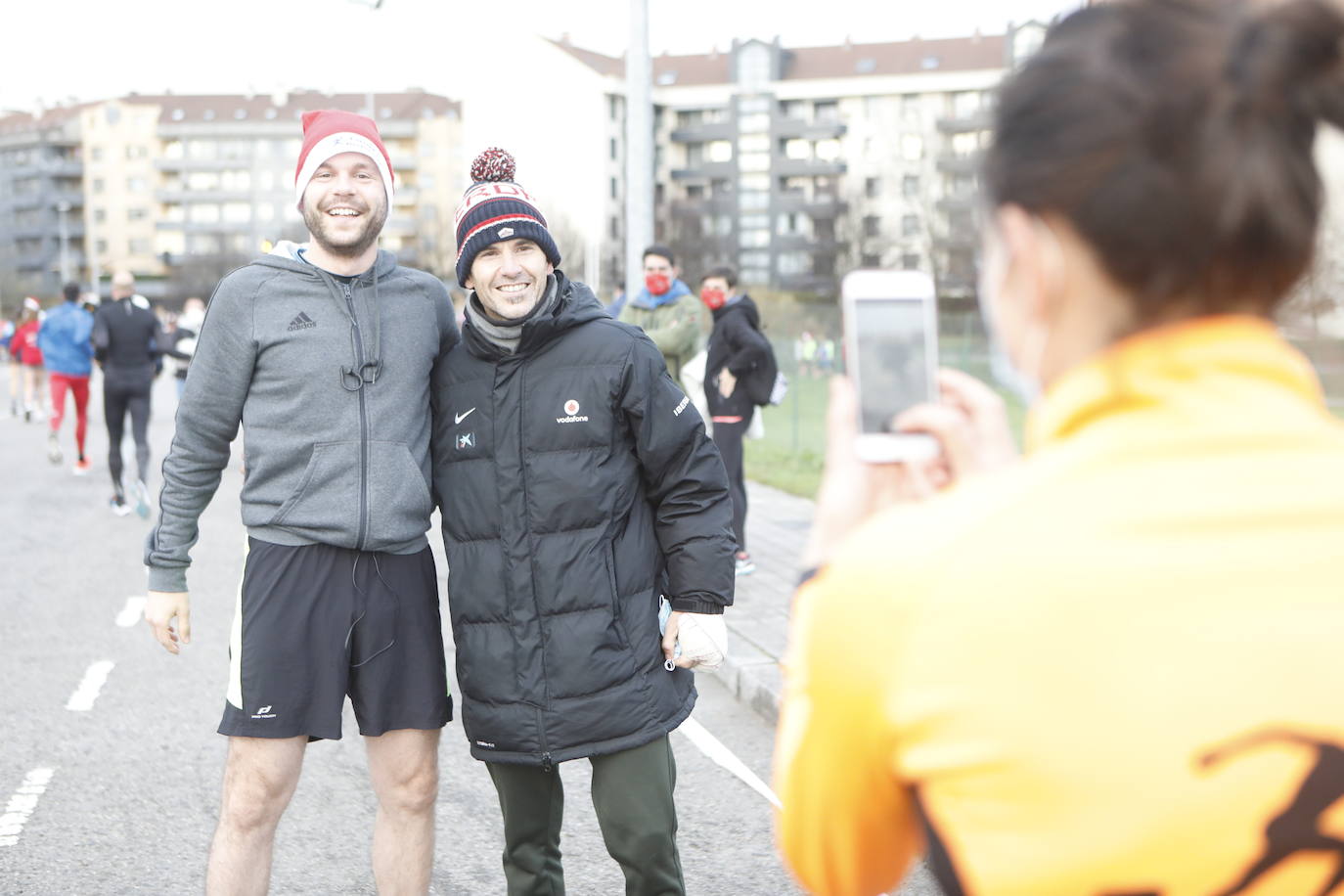 2.500 personas se han dado cita este 24 de diciembre en Gijón para participar en la Carrera Popular de Nochebuena. Beatriz Álvarez (Valencia Atletismo) y Moha Bakkali (Real Sociedad) se hicieron con el triunfo en la prueba absoluta. 