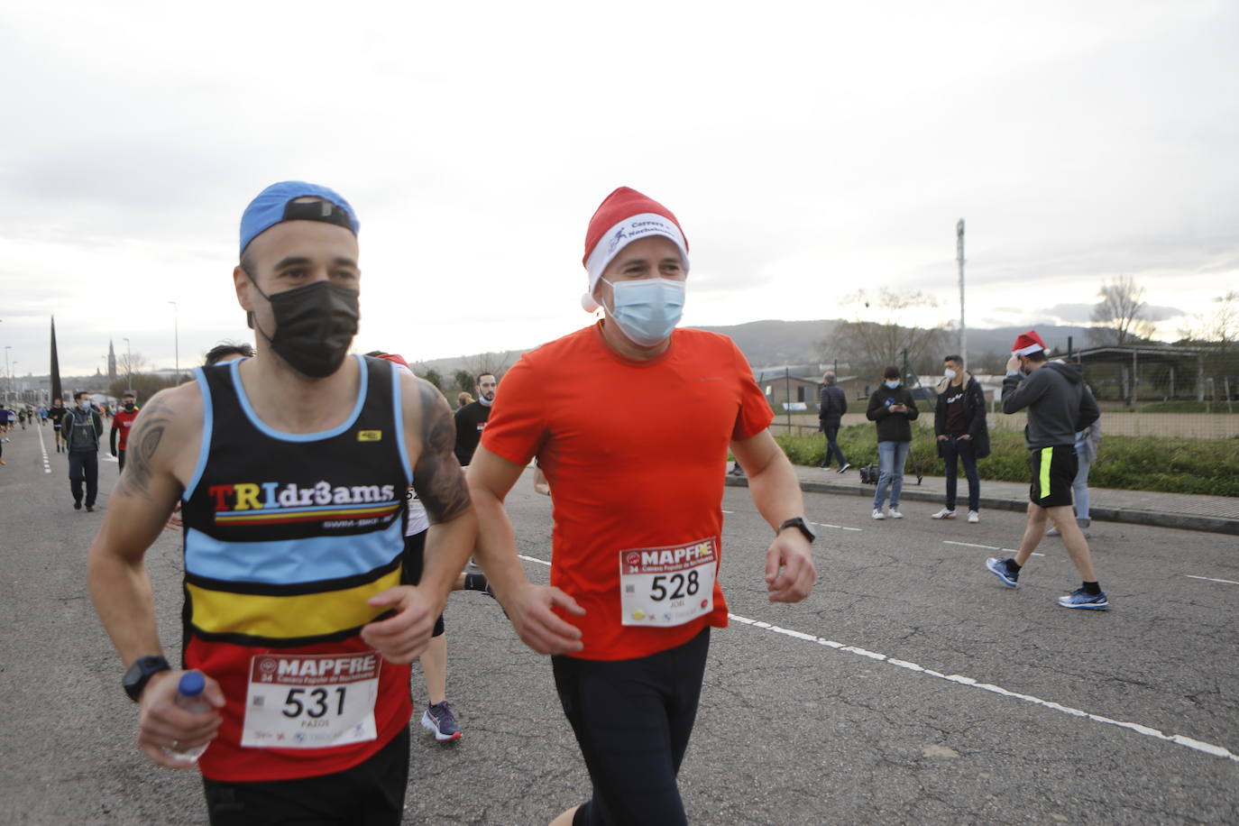 2.500 personas se han dado cita este 24 de diciembre en Gijón para participar en la Carrera Popular de Nochebuena. Beatriz Álvarez (Valencia Atletismo) y Moha Bakkali (Real Sociedad) se hicieron con el triunfo en la prueba absoluta. 