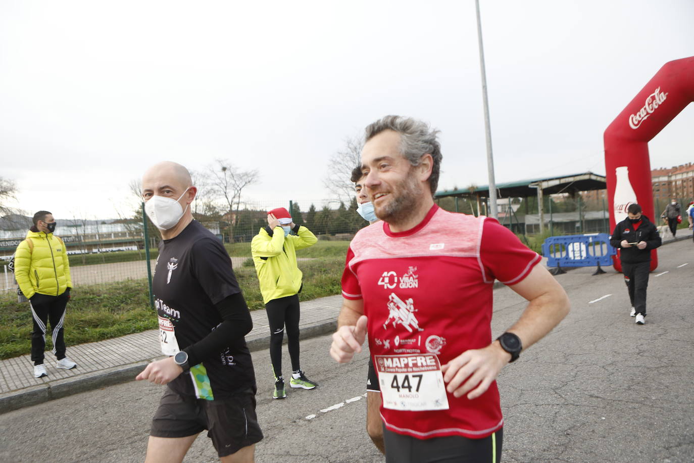 2.500 personas se han dado cita este 24 de diciembre en Gijón para participar en la Carrera Popular de Nochebuena. Beatriz Álvarez (Valencia Atletismo) y Moha Bakkali (Real Sociedad) se hicieron con el triunfo en la prueba absoluta. 