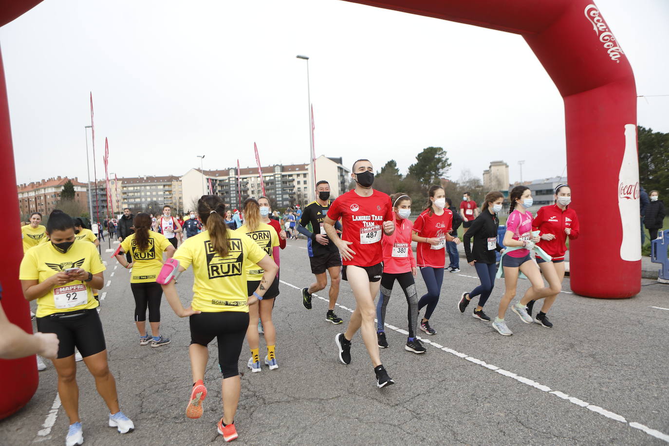 2.500 personas se han dado cita este 24 de diciembre en Gijón para participar en la Carrera Popular de Nochebuena. Beatriz Álvarez (Valencia Atletismo) y Moha Bakkali (Real Sociedad) se hicieron con el triunfo en la prueba absoluta. 