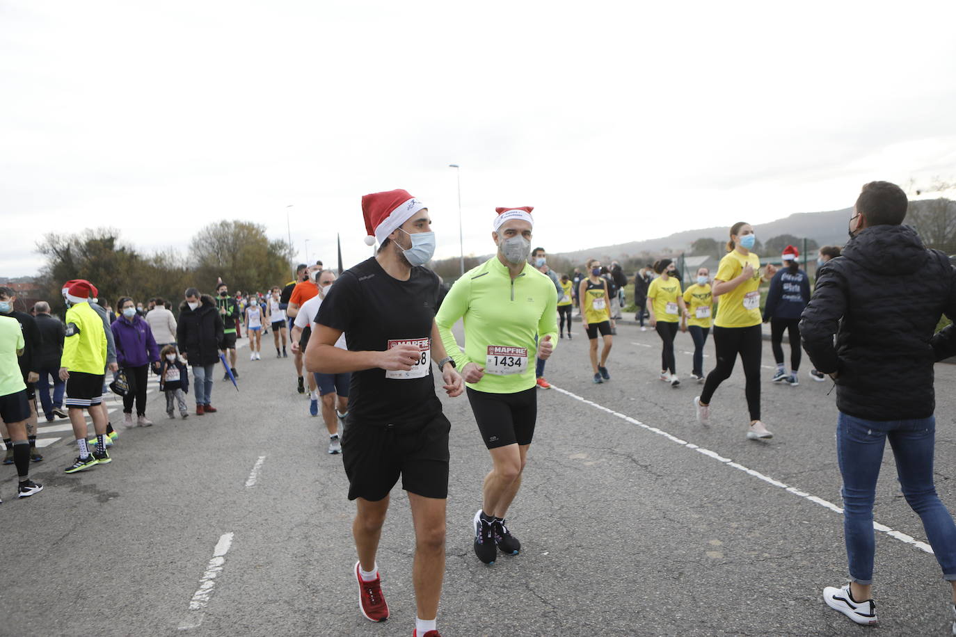 2.500 personas se han dado cita este 24 de diciembre en Gijón para participar en la Carrera Popular de Nochebuena. Beatriz Álvarez (Valencia Atletismo) y Moha Bakkali (Real Sociedad) se hicieron con el triunfo en la prueba absoluta. 