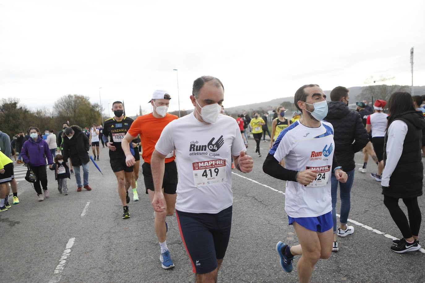 2.500 personas se han dado cita este 24 de diciembre en Gijón para participar en la Carrera Popular de Nochebuena. Beatriz Álvarez (Valencia Atletismo) y Moha Bakkali (Real Sociedad) se hicieron con el triunfo en la prueba absoluta. 