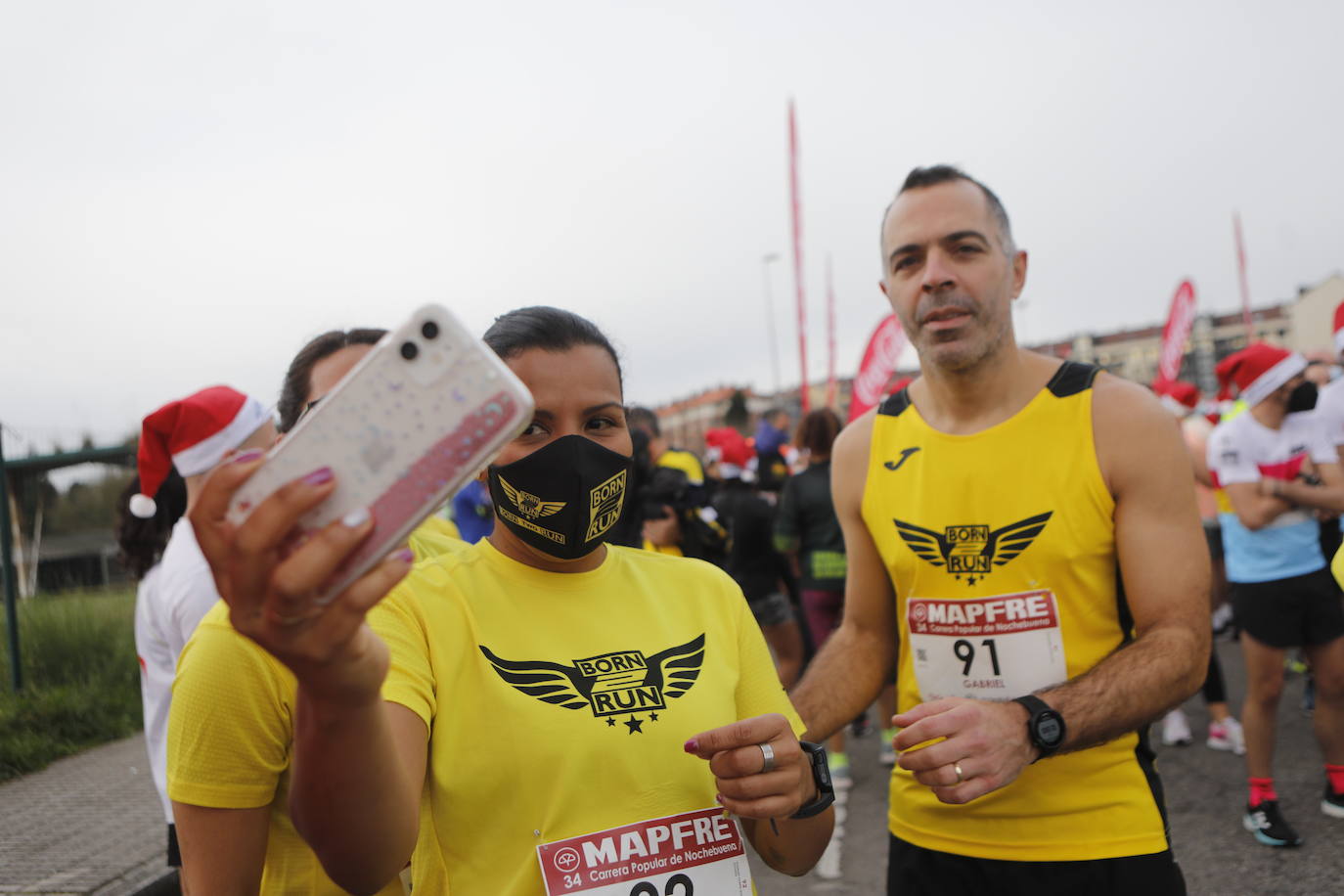 2.500 personas se han dado cita este 24 de diciembre en Gijón para participar en la Carrera Popular de Nochebuena. Beatriz Álvarez (Valencia Atletismo) y Moha Bakkali (Real Sociedad) se hicieron con el triunfo en la prueba absoluta. 