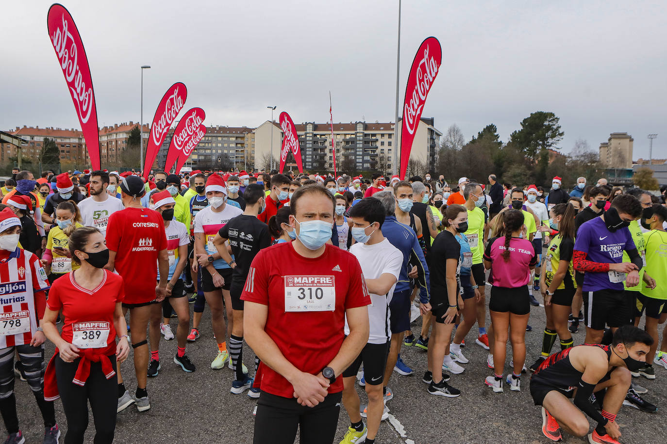 2.500 personas se han dado cita este 24 de diciembre en Gijón para participar en la Carrera Popular de Nochebuena. Beatriz Álvarez (Valencia Atletismo) y Moha Bakkali (Real Sociedad) se hicieron con el triunfo en la prueba absoluta. 