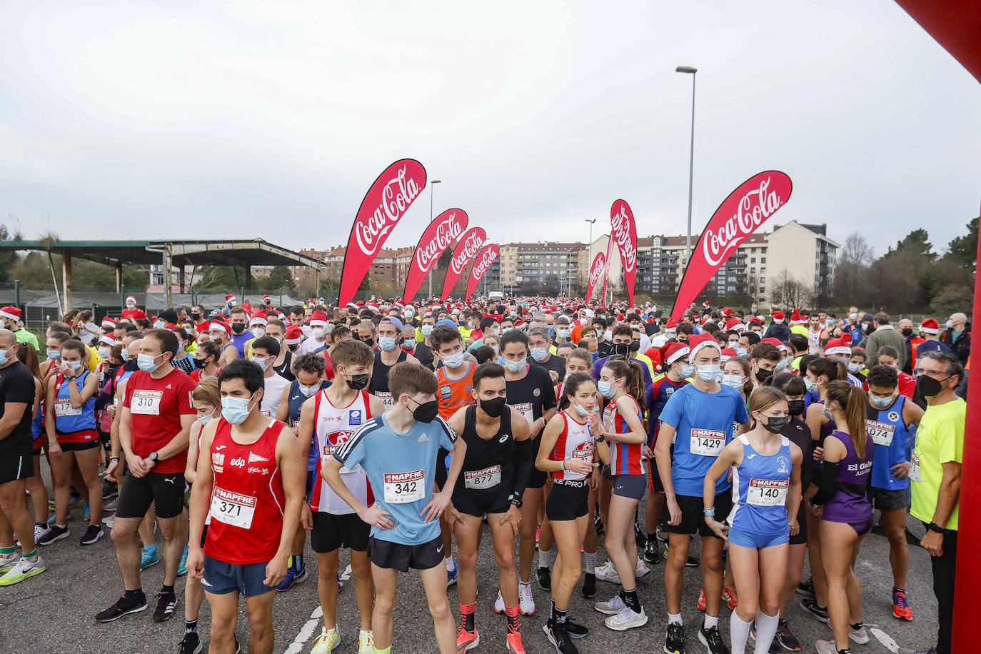 2.500 personas se han dado cita este 24 de diciembre en Gijón para participar en la Carrera Popular de Nochebuena. Beatriz Álvarez (Valencia Atletismo) y Moha Bakkali (Real Sociedad) se hicieron con el triunfo en la prueba absoluta. 