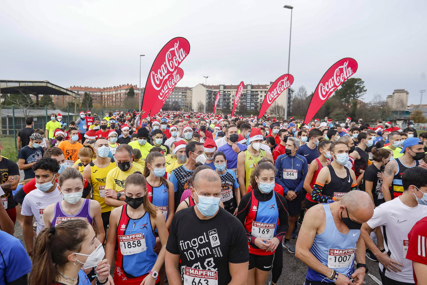 2.500 personas se han dado cita este 24 de diciembre en Gijón para participar en la Carrera Popular de Nochebuena. Beatriz Álvarez (Valencia Atletismo) y Moha Bakkali (Real Sociedad) se hicieron con el triunfo en la prueba absoluta. 