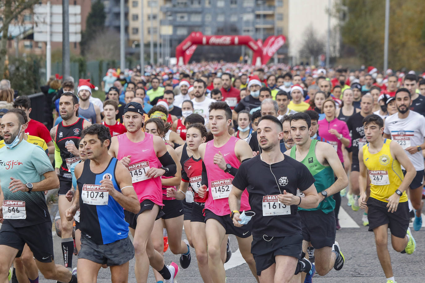 2.500 personas se han dado cita este 24 de diciembre en Gijón para participar en la Carrera Popular de Nochebuena. Beatriz Álvarez (Valencia Atletismo) y Moha Bakkali (Real Sociedad) se hicieron con el triunfo en la prueba absoluta. 