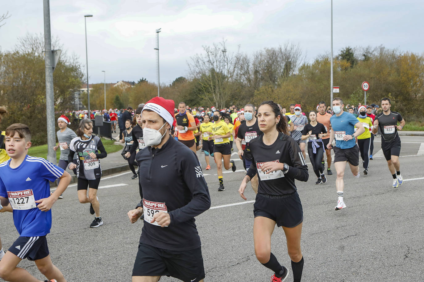 2.500 personas se han dado cita este 24 de diciembre en Gijón para participar en la Carrera Popular de Nochebuena. Beatriz Álvarez (Valencia Atletismo) y Moha Bakkali (Real Sociedad) se hicieron con el triunfo en la prueba absoluta. 