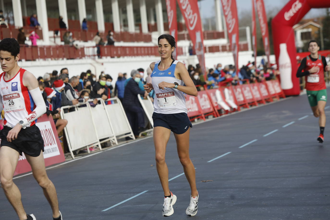 2.500 personas se han dado cita este 24 de diciembre en Gijón para participar en la Carrera Popular de Nochebuena. Beatriz Álvarez (Valencia Atletismo) y Moha Bakkali (Real Sociedad) se hicieron con el triunfo en la prueba absoluta. 