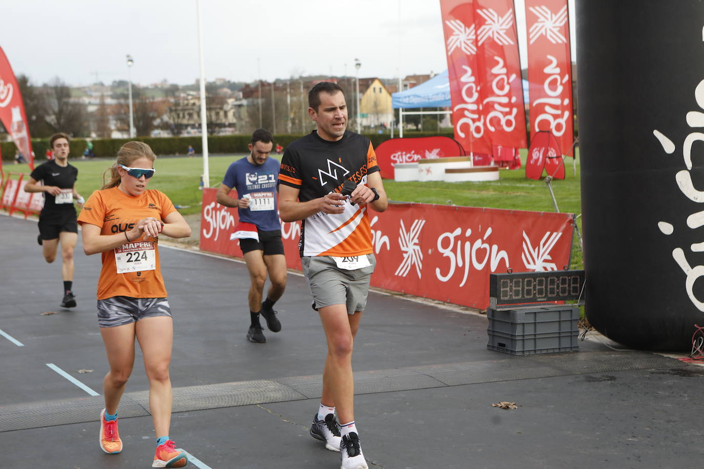 2.500 personas se han dado cita este 24 de diciembre en Gijón para participar en la Carrera Popular de Nochebuena. Beatriz Álvarez (Valencia Atletismo) y Moha Bakkali (Real Sociedad) se hicieron con el triunfo en la prueba absoluta. 