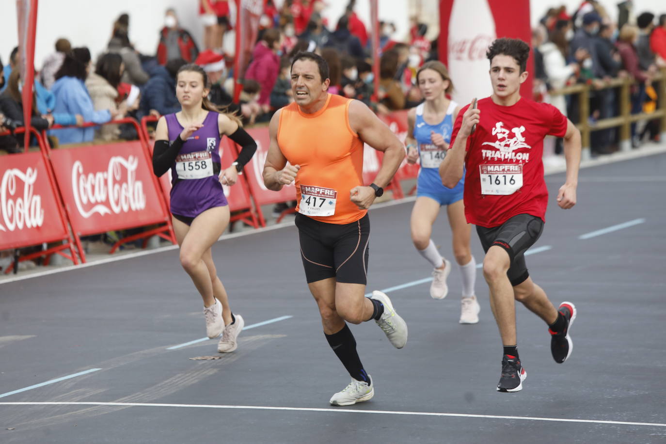 2.500 personas se han dado cita este 24 de diciembre en Gijón para participar en la Carrera Popular de Nochebuena. Beatriz Álvarez (Valencia Atletismo) y Moha Bakkali (Real Sociedad) se hicieron con el triunfo en la prueba absoluta. 