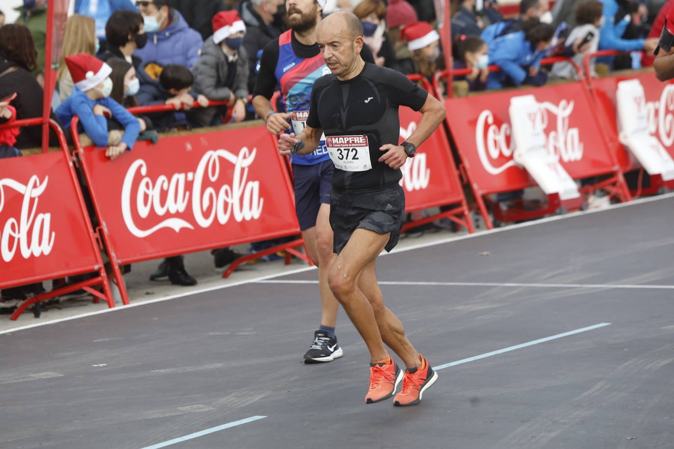 2.500 personas se han dado cita este 24 de diciembre en Gijón para participar en la Carrera Popular de Nochebuena. Beatriz Álvarez (Valencia Atletismo) y Moha Bakkali (Real Sociedad) se hicieron con el triunfo en la prueba absoluta. 