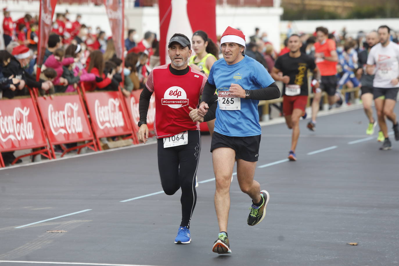 2.500 personas se han dado cita este 24 de diciembre en Gijón para participar en la Carrera Popular de Nochebuena. Beatriz Álvarez (Valencia Atletismo) y Moha Bakkali (Real Sociedad) se hicieron con el triunfo en la prueba absoluta. 