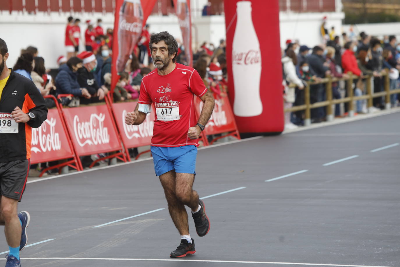 2.500 personas se han dado cita este 24 de diciembre en Gijón para participar en la Carrera Popular de Nochebuena. Beatriz Álvarez (Valencia Atletismo) y Moha Bakkali (Real Sociedad) se hicieron con el triunfo en la prueba absoluta. 