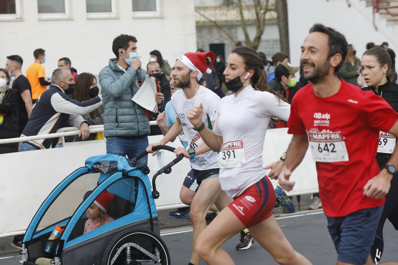 2.500 personas se han dado cita este 24 de diciembre en Gijón para participar en la Carrera Popular de Nochebuena. Beatriz Álvarez (Valencia Atletismo) y Moha Bakkali (Real Sociedad) se hicieron con el triunfo en la prueba absoluta. 