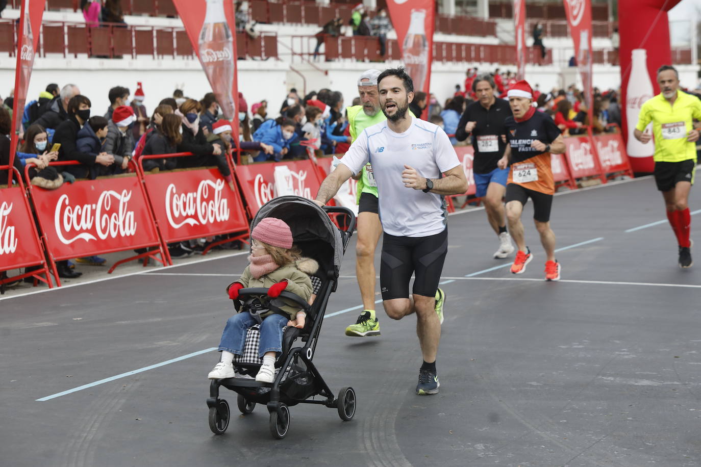 2.500 personas se han dado cita este 24 de diciembre en Gijón para participar en la Carrera Popular de Nochebuena. Beatriz Álvarez (Valencia Atletismo) y Moha Bakkali (Real Sociedad) se hicieron con el triunfo en la prueba absoluta. 