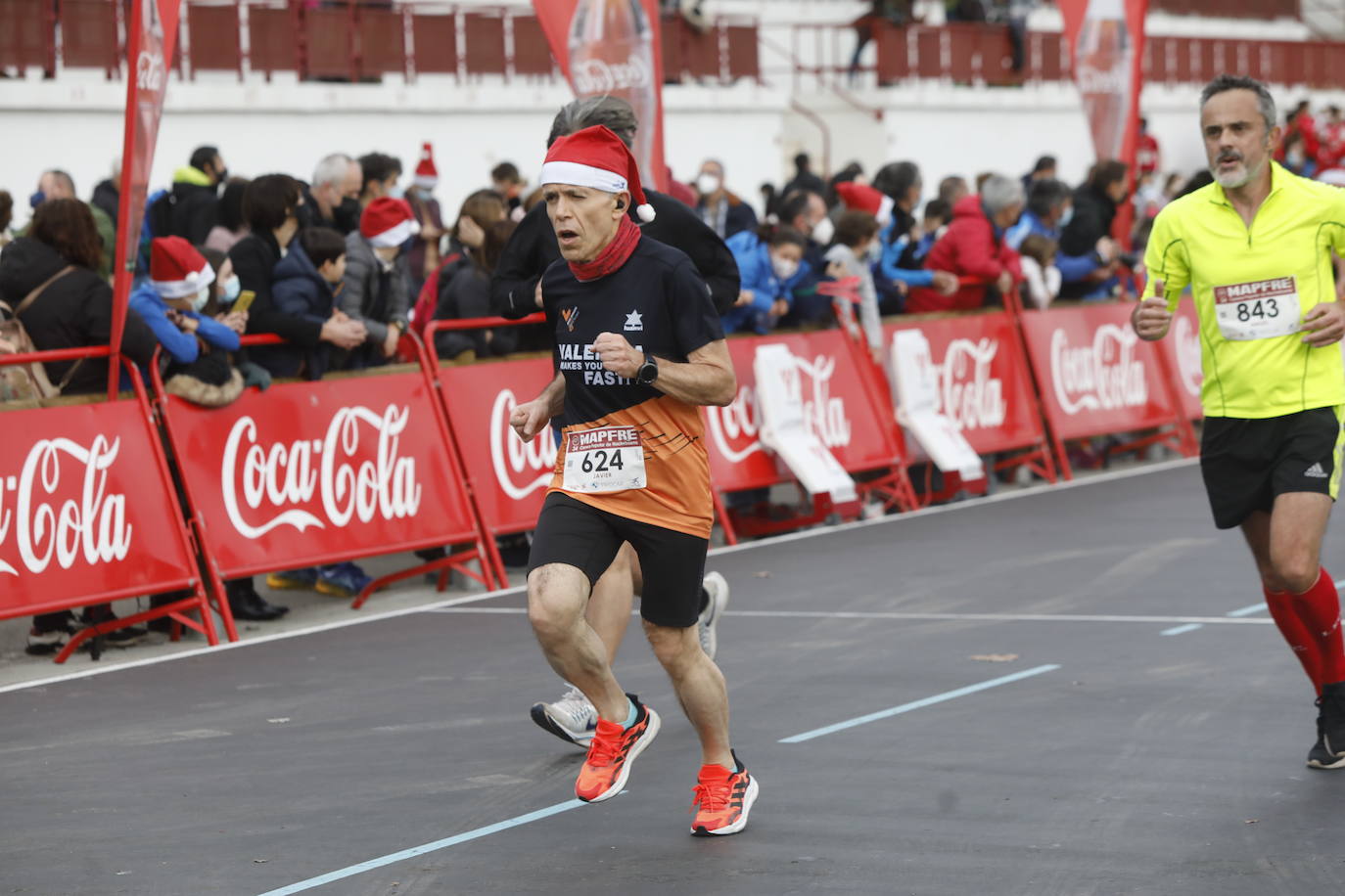 2.500 personas se han dado cita este 24 de diciembre en Gijón para participar en la Carrera Popular de Nochebuena. Beatriz Álvarez (Valencia Atletismo) y Moha Bakkali (Real Sociedad) se hicieron con el triunfo en la prueba absoluta. 