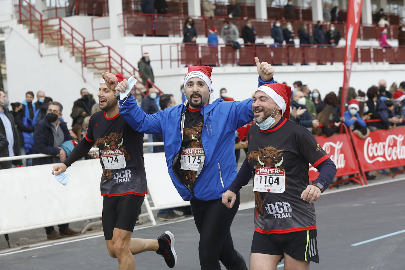 2.500 personas se han dado cita este 24 de diciembre en Gijón para participar en la Carrera Popular de Nochebuena. Beatriz Álvarez (Valencia Atletismo) y Moha Bakkali (Real Sociedad) se hicieron con el triunfo en la prueba absoluta. 