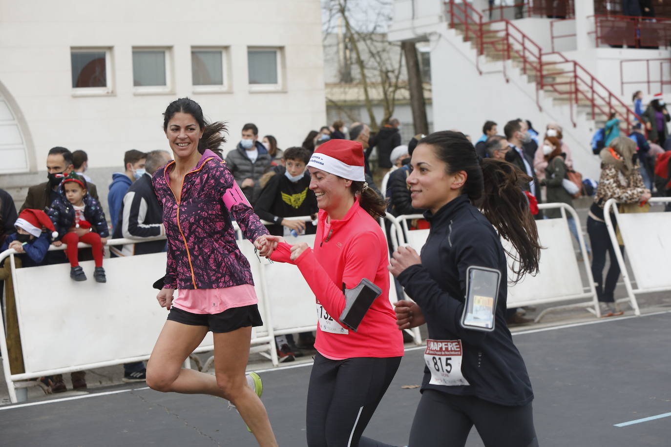 2.500 personas se han dado cita este 24 de diciembre en Gijón para participar en la Carrera Popular de Nochebuena. Beatriz Álvarez (Valencia Atletismo) y Moha Bakkali (Real Sociedad) se hicieron con el triunfo en la prueba absoluta. 