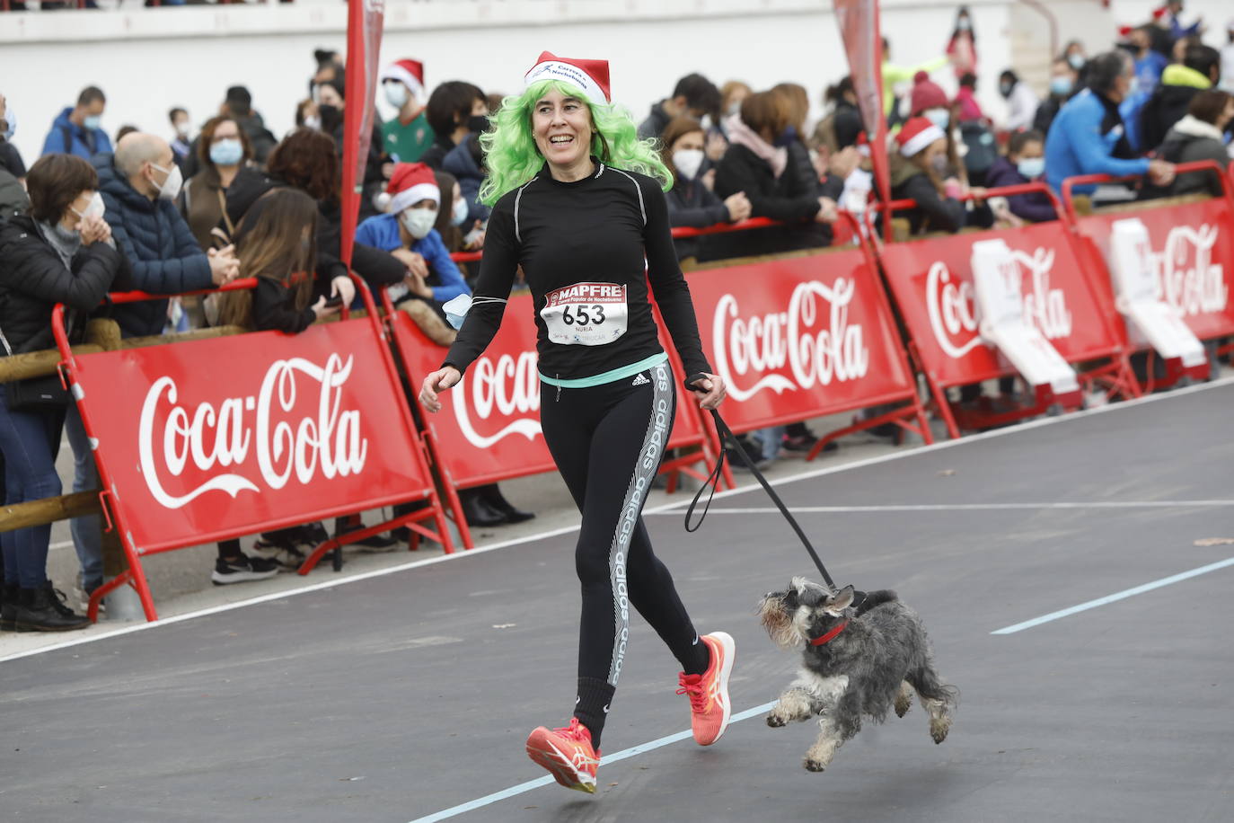 2.500 personas se han dado cita este 24 de diciembre en Gijón para participar en la Carrera Popular de Nochebuena. Beatriz Álvarez (Valencia Atletismo) y Moha Bakkali (Real Sociedad) se hicieron con el triunfo en la prueba absoluta. 