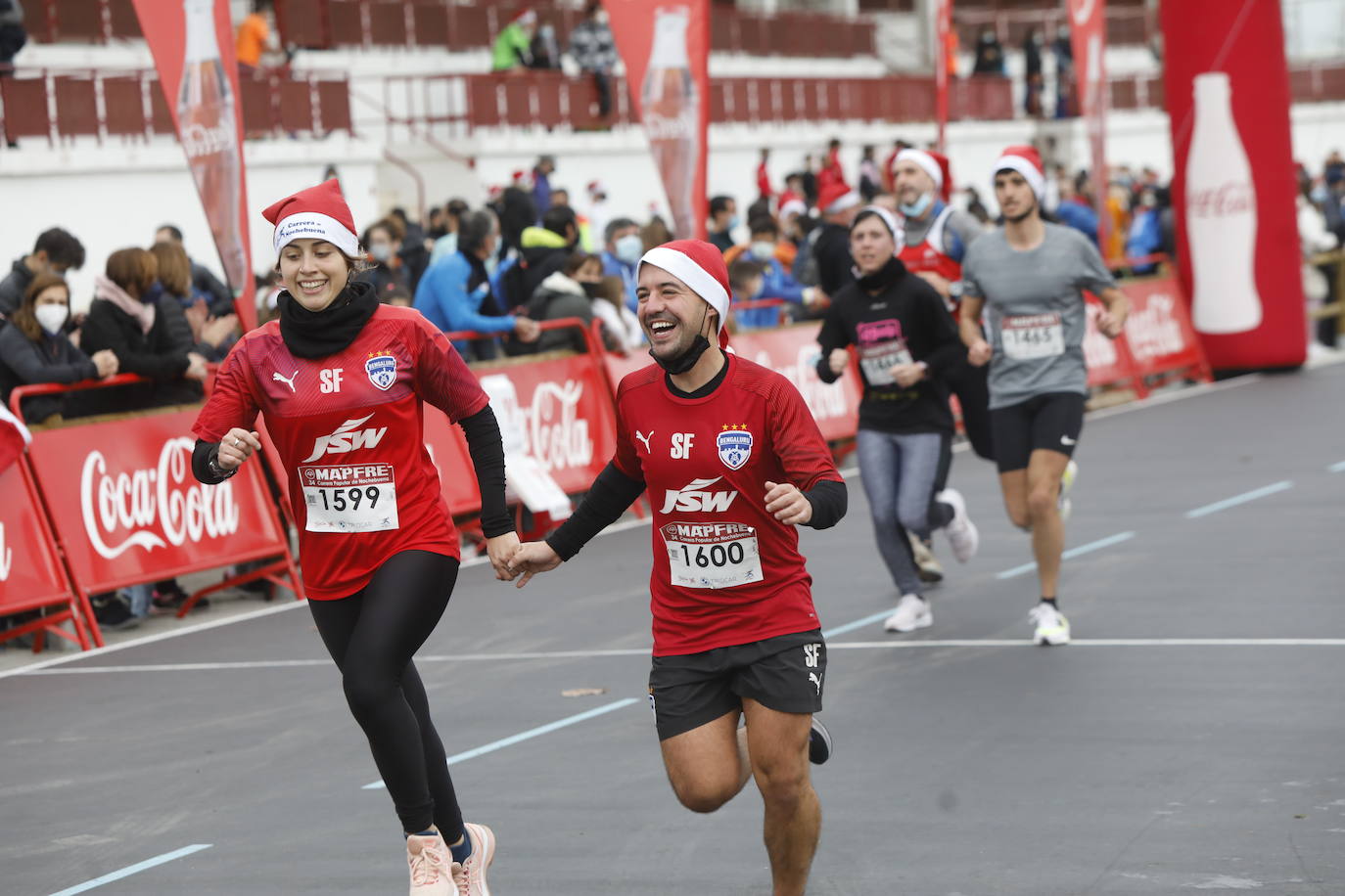 2.500 personas se han dado cita este 24 de diciembre en Gijón para participar en la Carrera Popular de Nochebuena. Beatriz Álvarez (Valencia Atletismo) y Moha Bakkali (Real Sociedad) se hicieron con el triunfo en la prueba absoluta. 