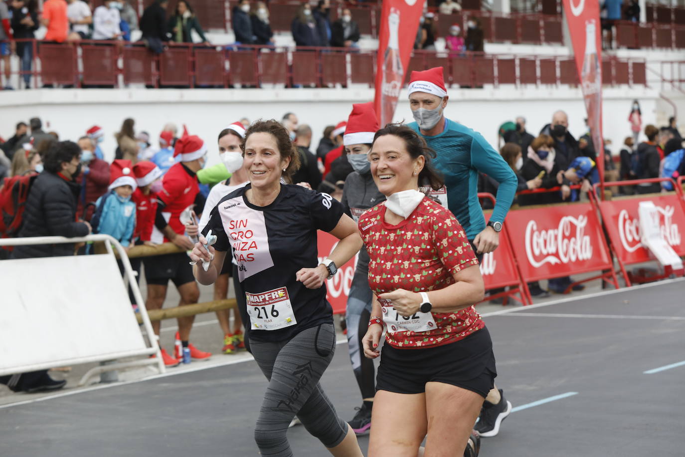 2.500 personas se han dado cita este 24 de diciembre en Gijón para participar en la Carrera Popular de Nochebuena. Beatriz Álvarez (Valencia Atletismo) y Moha Bakkali (Real Sociedad) se hicieron con el triunfo en la prueba absoluta. 