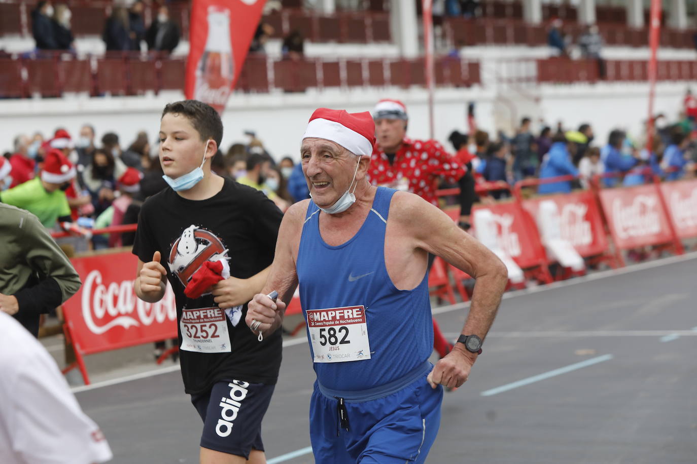 2.500 personas se han dado cita este 24 de diciembre en Gijón para participar en la Carrera Popular de Nochebuena. Beatriz Álvarez (Valencia Atletismo) y Moha Bakkali (Real Sociedad) se hicieron con el triunfo en la prueba absoluta. 