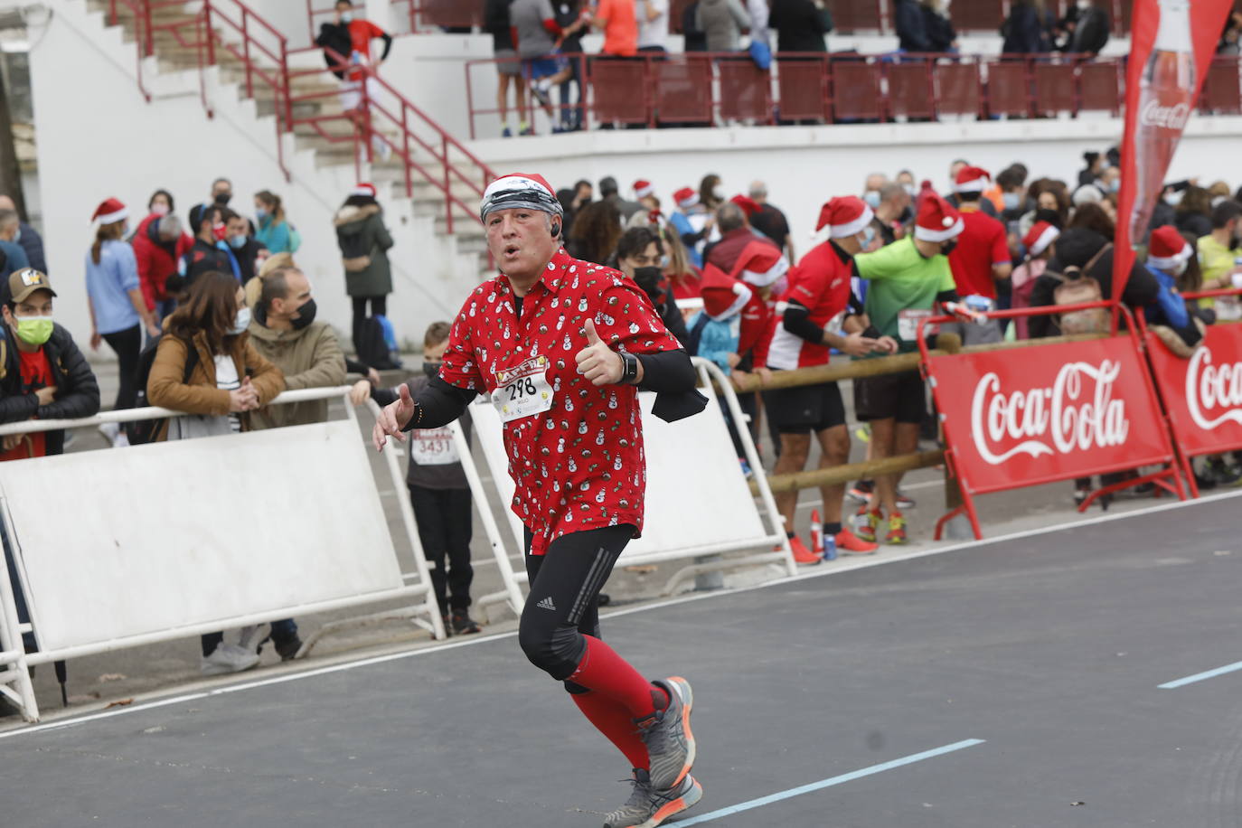 2.500 personas se han dado cita este 24 de diciembre en Gijón para participar en la Carrera Popular de Nochebuena. Beatriz Álvarez (Valencia Atletismo) y Moha Bakkali (Real Sociedad) se hicieron con el triunfo en la prueba absoluta. 