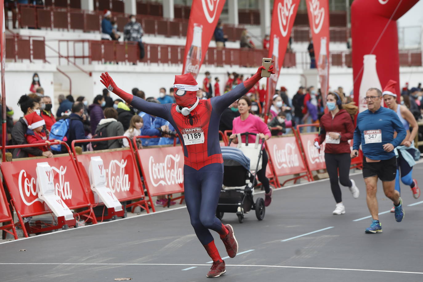 2.500 personas se han dado cita este 24 de diciembre en Gijón para participar en la Carrera Popular de Nochebuena. Beatriz Álvarez (Valencia Atletismo) y Moha Bakkali (Real Sociedad) se hicieron con el triunfo en la prueba absoluta. 