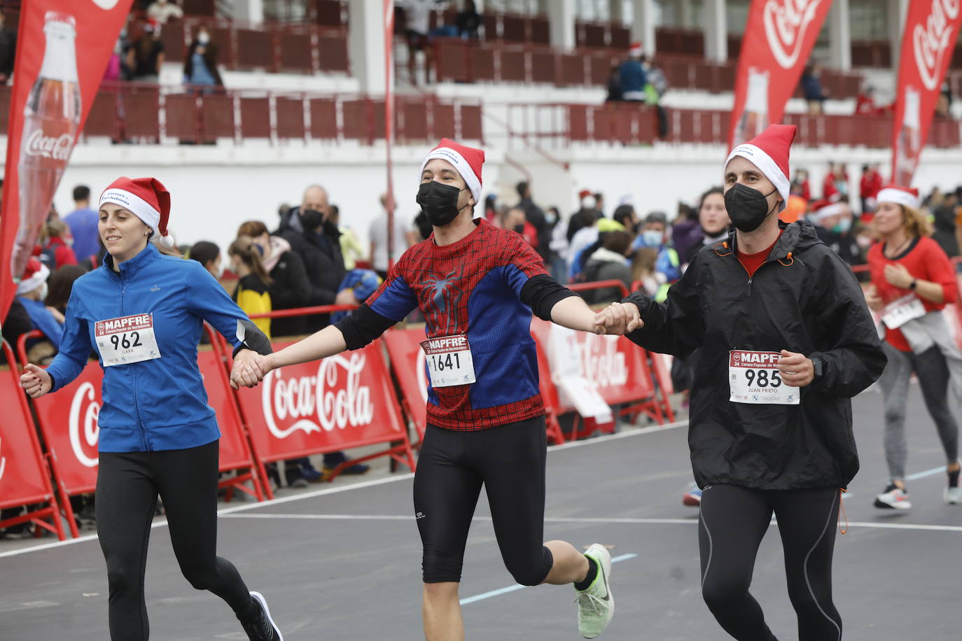 2.500 personas se han dado cita este 24 de diciembre en Gijón para participar en la Carrera Popular de Nochebuena. Beatriz Álvarez (Valencia Atletismo) y Moha Bakkali (Real Sociedad) se hicieron con el triunfo en la prueba absoluta. 