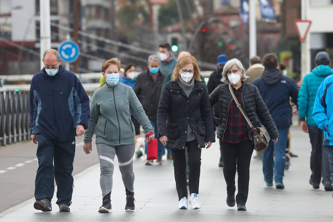 Después de varios meses, las mascarillas vuelven a ser obligatorias en las calles de España aunque se pueda garantizar la distancia interpersonal. La medida ha entrado en vigor este día de Nochebuena.