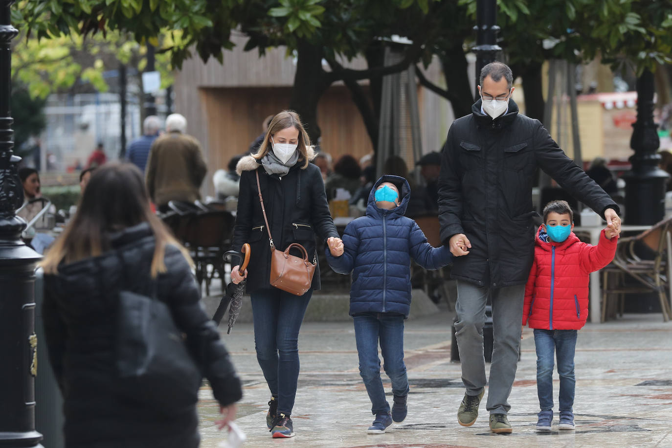 Después de varios meses, las mascarillas vuelven a ser obligatorias en las calles de España aunque se pueda garantizar la distancia interpersonal. La medida ha entrado en vigor este día de Nochebuena.