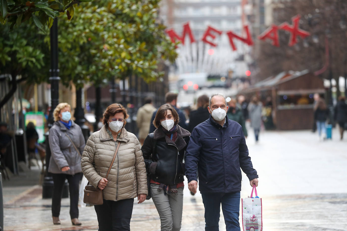 Después de varios meses, las mascarillas vuelven a ser obligatorias en las calles de España aunque se pueda garantizar la distancia interpersonal. La medida ha entrado en vigor este día de Nochebuena.