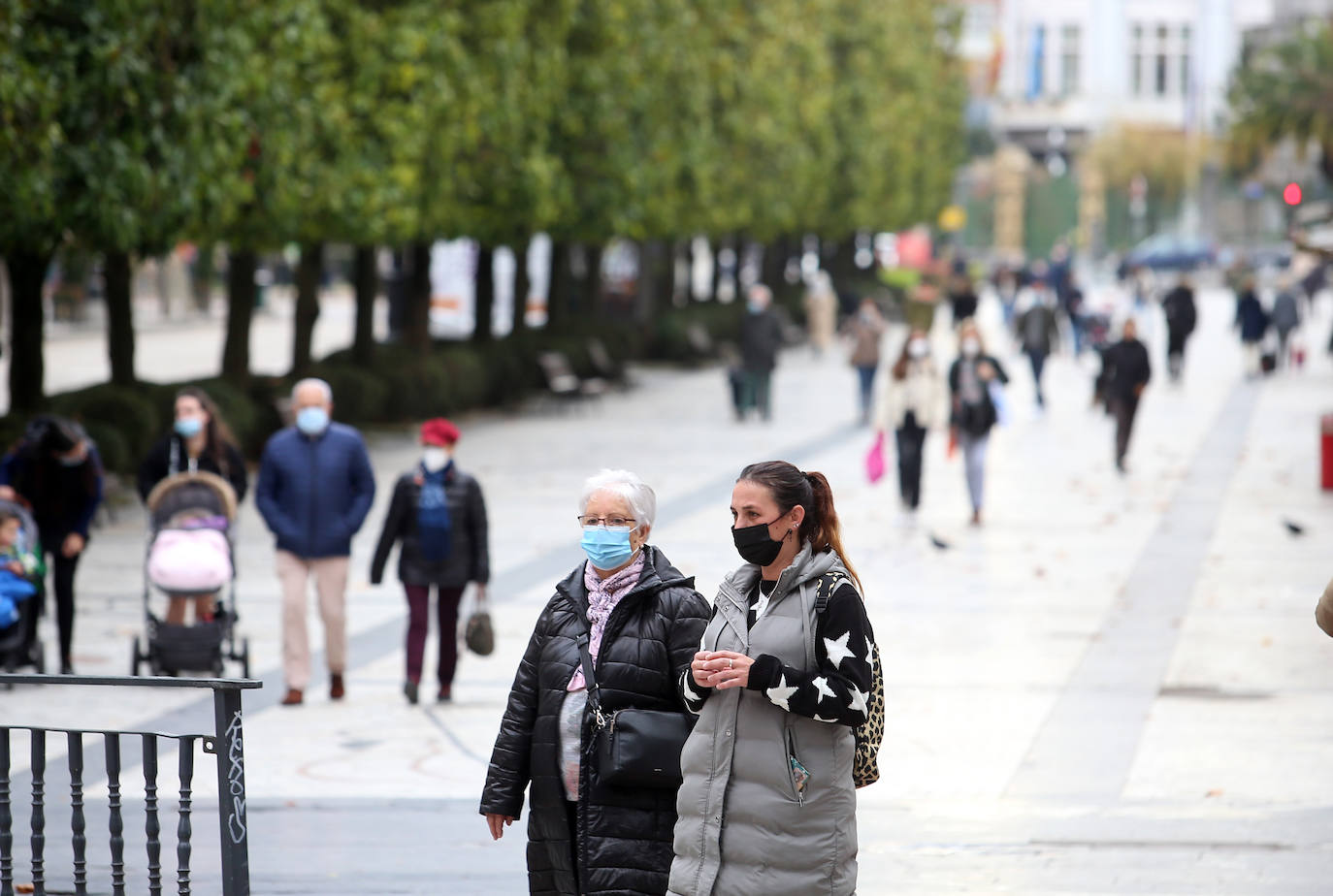 Después de varios meses, las mascarillas vuelven a ser obligatorias en las calles de España aunque se pueda garantizar la distancia interpersonal. La medida ha entrado en vigor este día de Nochebuena.