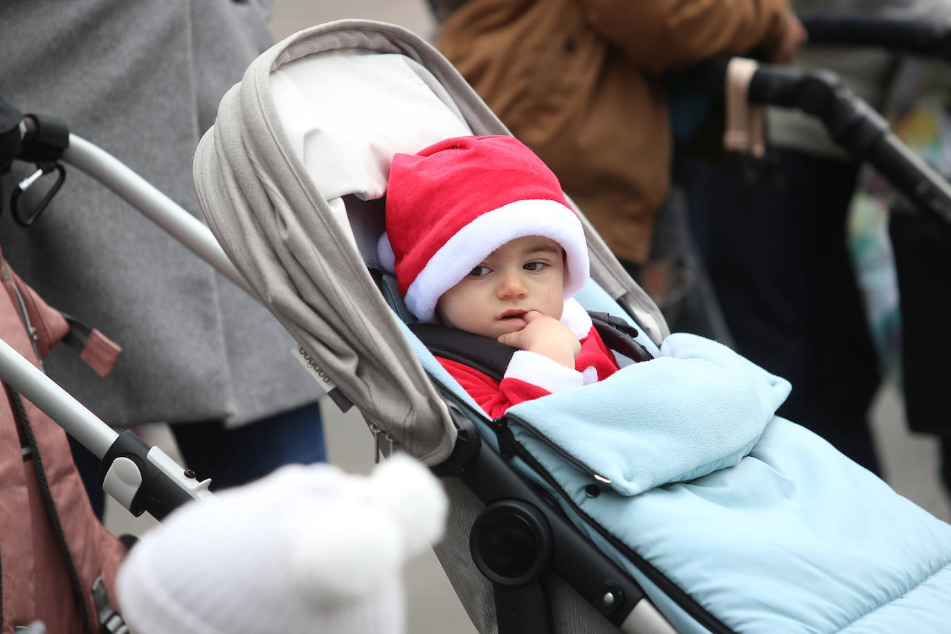 Papá Noel ha recorrido con sus seis renos y siete elfos las calles del centro de Oviedo antes de repartir los regalos a los más pequeños 