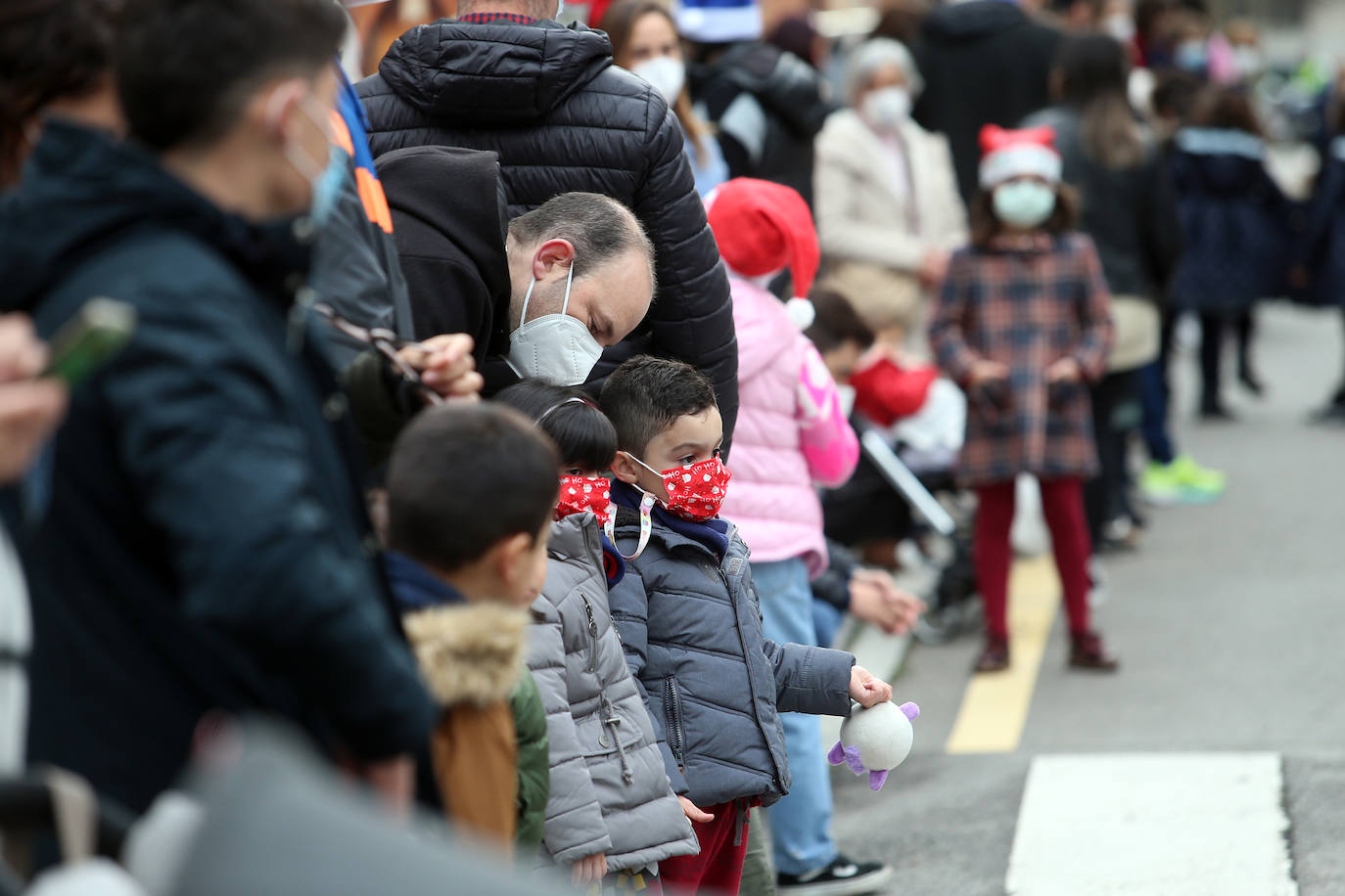 Papá Noel ha recorrido con sus seis renos y siete elfos las calles del centro de Oviedo antes de repartir los regalos a los más pequeños 