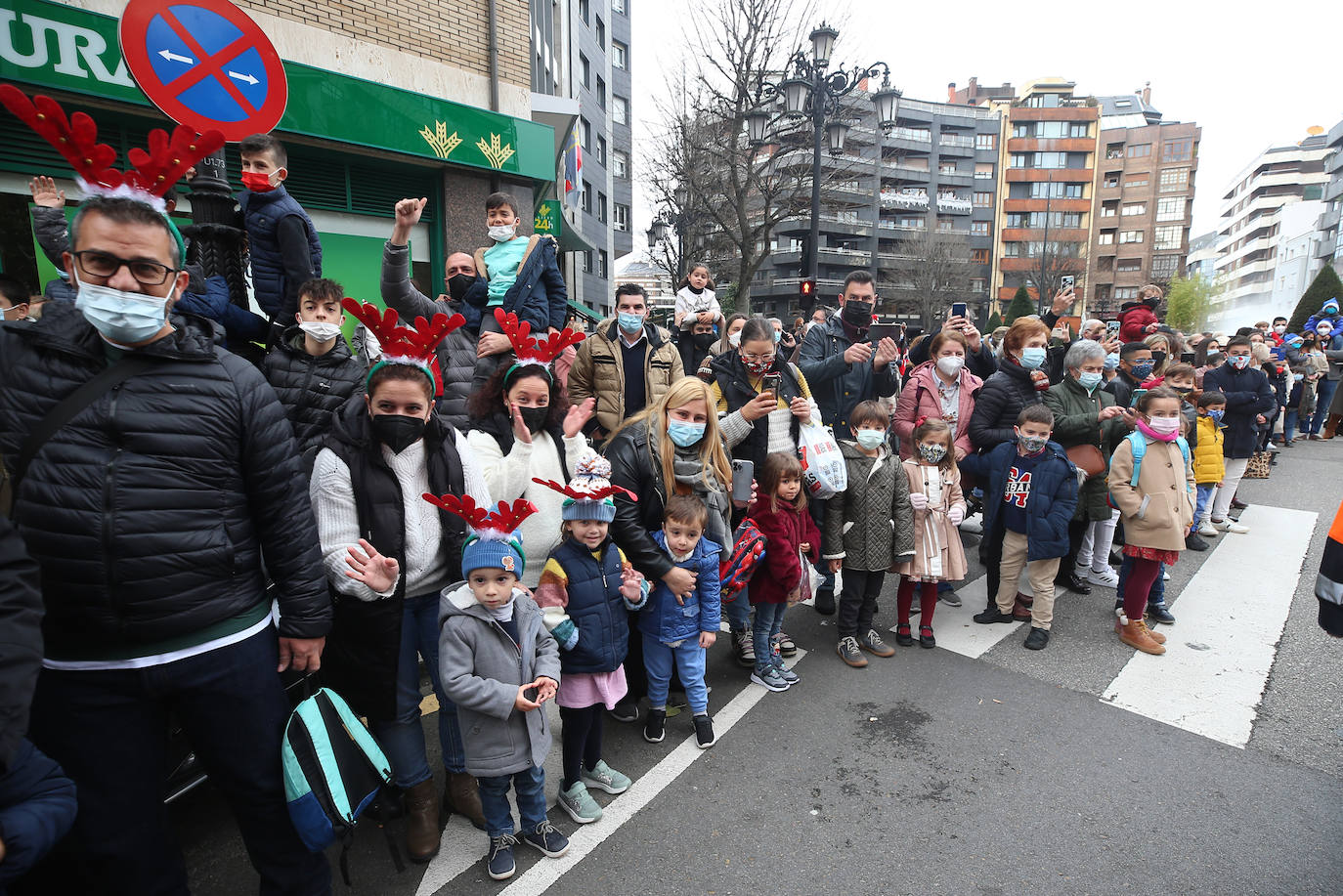 Papá Noel ha recorrido con sus seis renos y siete elfos las calles del centro de Oviedo antes de repartir los regalos a los más pequeños 