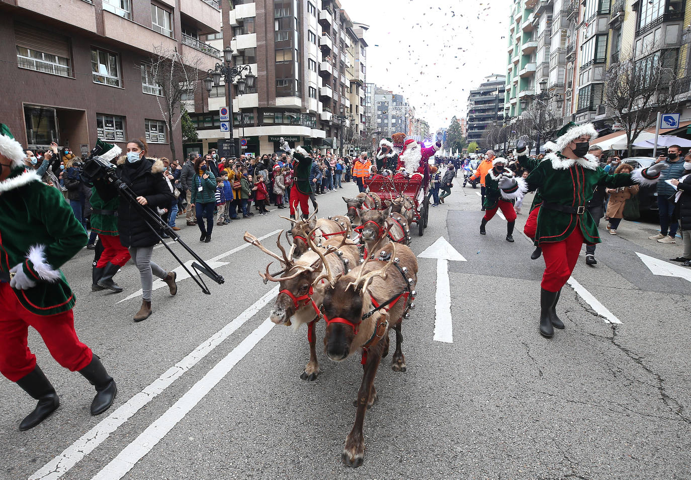 Papá Noel ha recorrido con sus seis renos y siete elfos las calles del centro de Oviedo antes de repartir los regalos a los más pequeños 