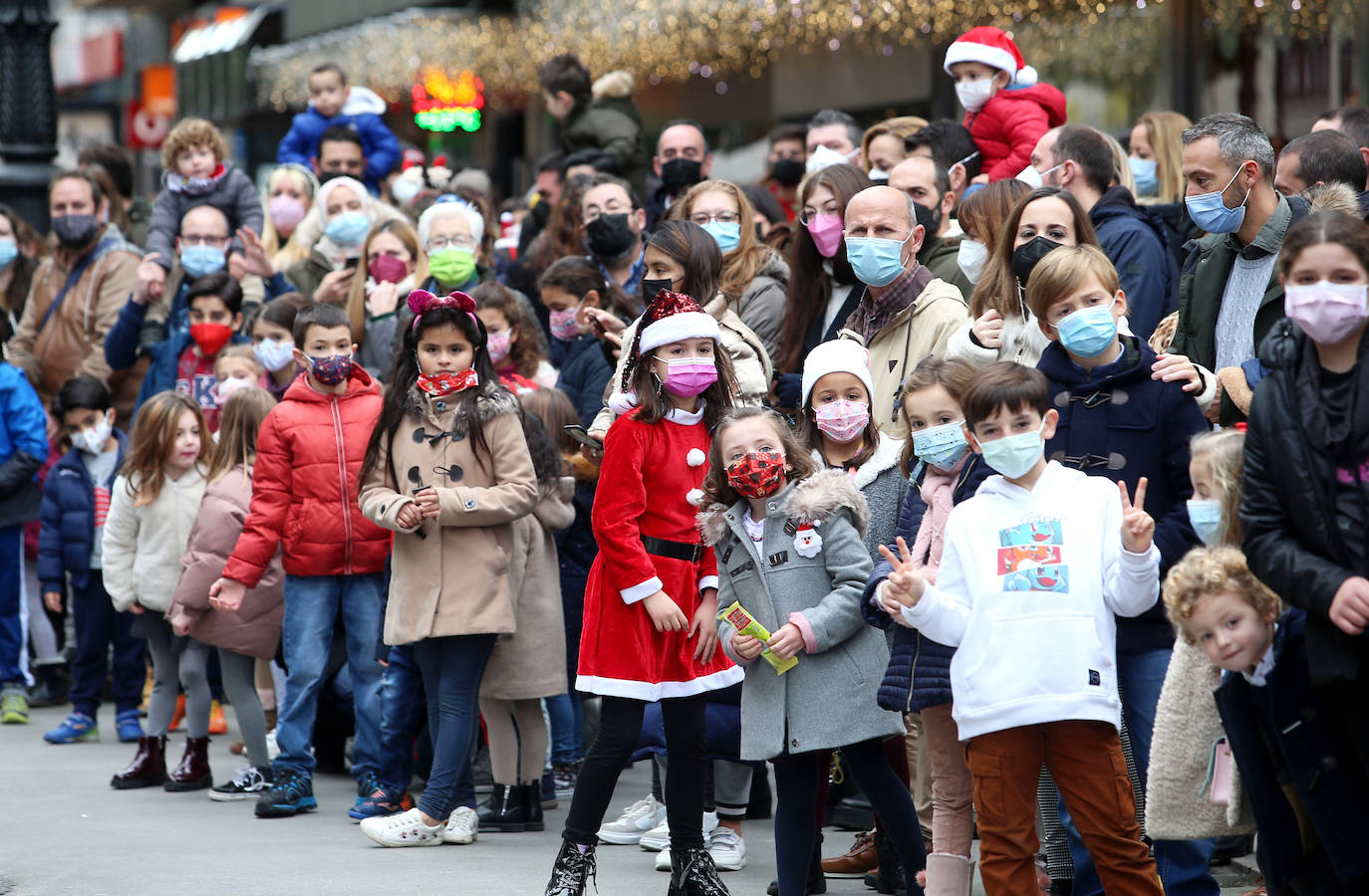 Papá Noel ha recorrido con sus seis renos y siete elfos las calles del centro de Oviedo antes de repartir los regalos a los más pequeños 