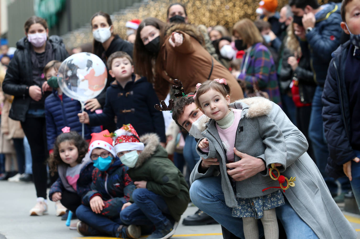 Papá Noel ha recorrido con sus seis renos y siete elfos las calles del centro de Oviedo antes de repartir los regalos a los más pequeños 
