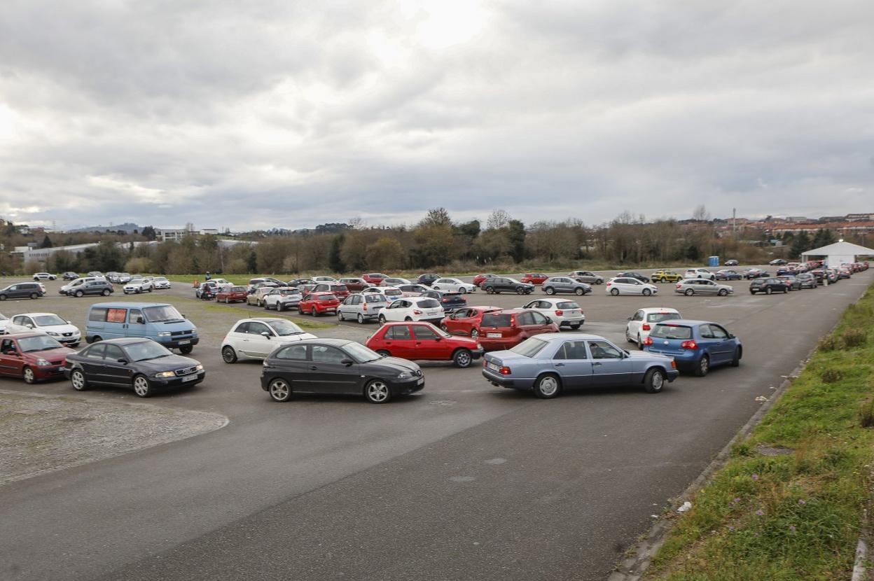 Las largas colas de coches en el autocovid de la explanada de la Escuela de Marina Civil provocaron varias retenciones en carretera.