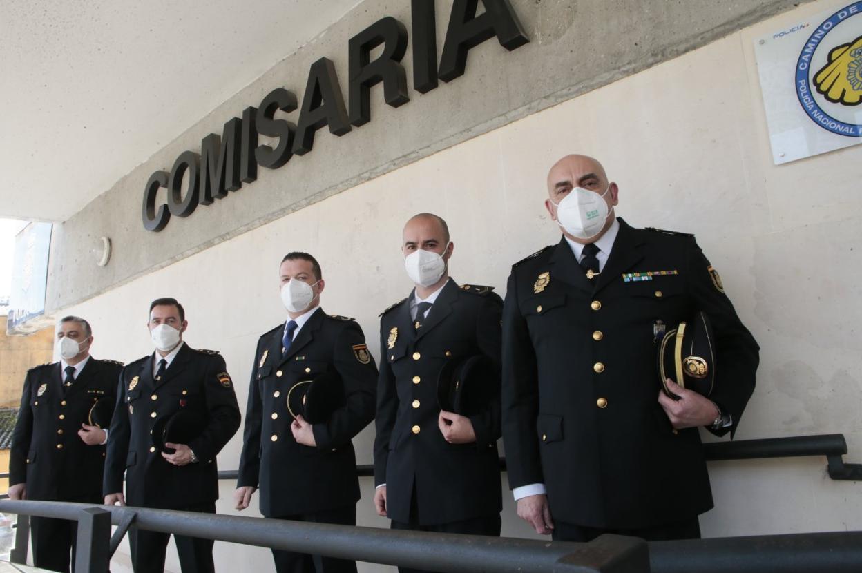 El subinspector, Pedro Gallo, y los agentes Juan Amieva, José Castroy Severino Casanova, acompañados por el inspector jefe, Alberto Aragón. 