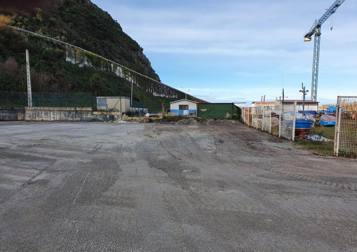 Área de los trabajos en la marina seca del puerto de Cudillero. 