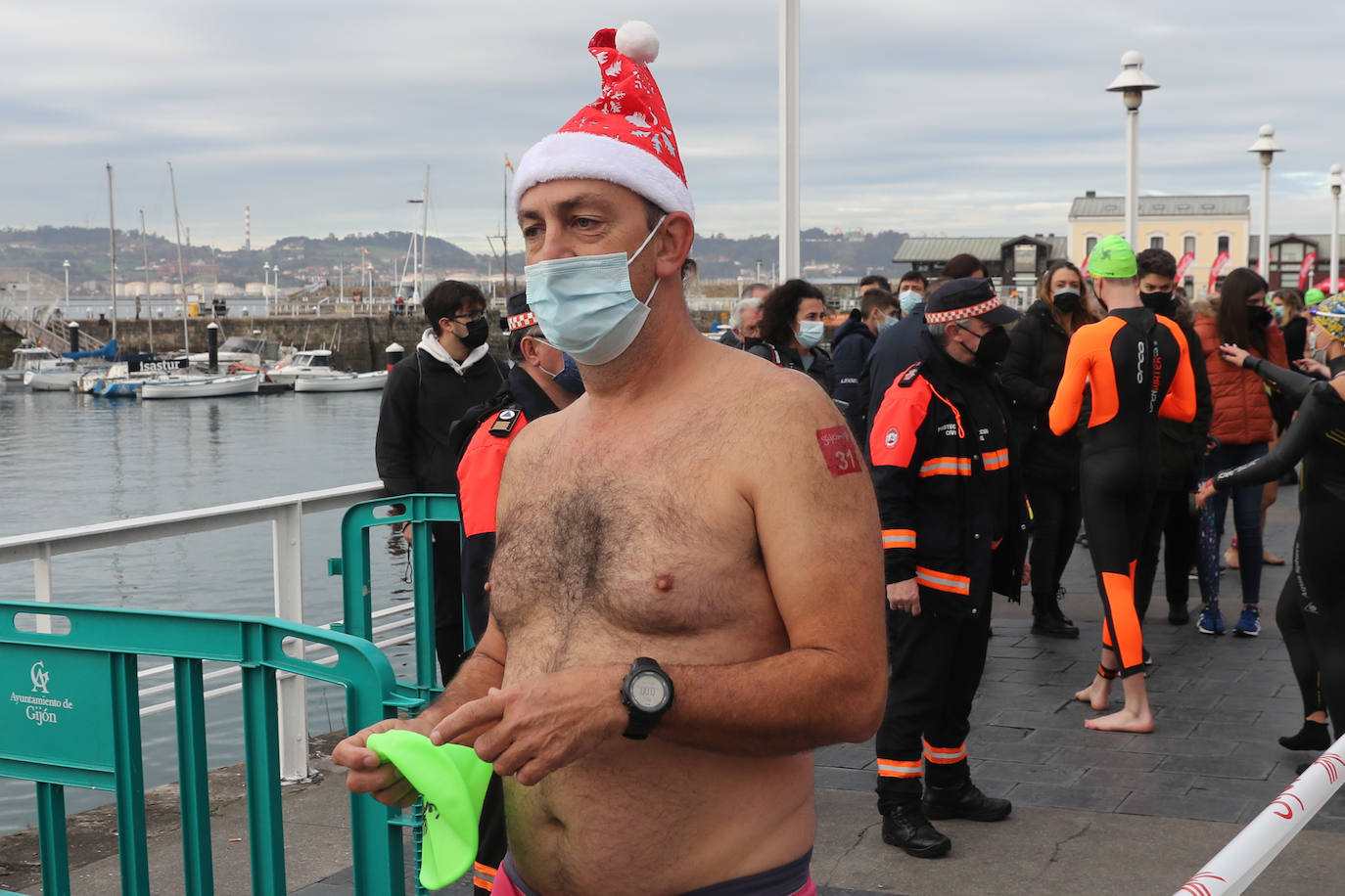 Fotos: Más de cien valientes en la Travesía de Navidad