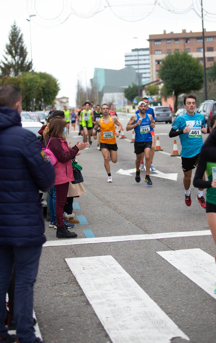 Pola de Siero recupera el espíritu de la San Silvestre. Las calles de la capital polesa volvieron a vivir una intensa jornada de atletismo, pasada por agua por momentos, en la que el corredor sierense Moha Bakkali ganó por quinto año consecutivo y la corredora del Universidad de Oviedo María Suárez se impuso por segundo año seguido. Los ganadores estuvieron acompañados de medio millar de corredores. 