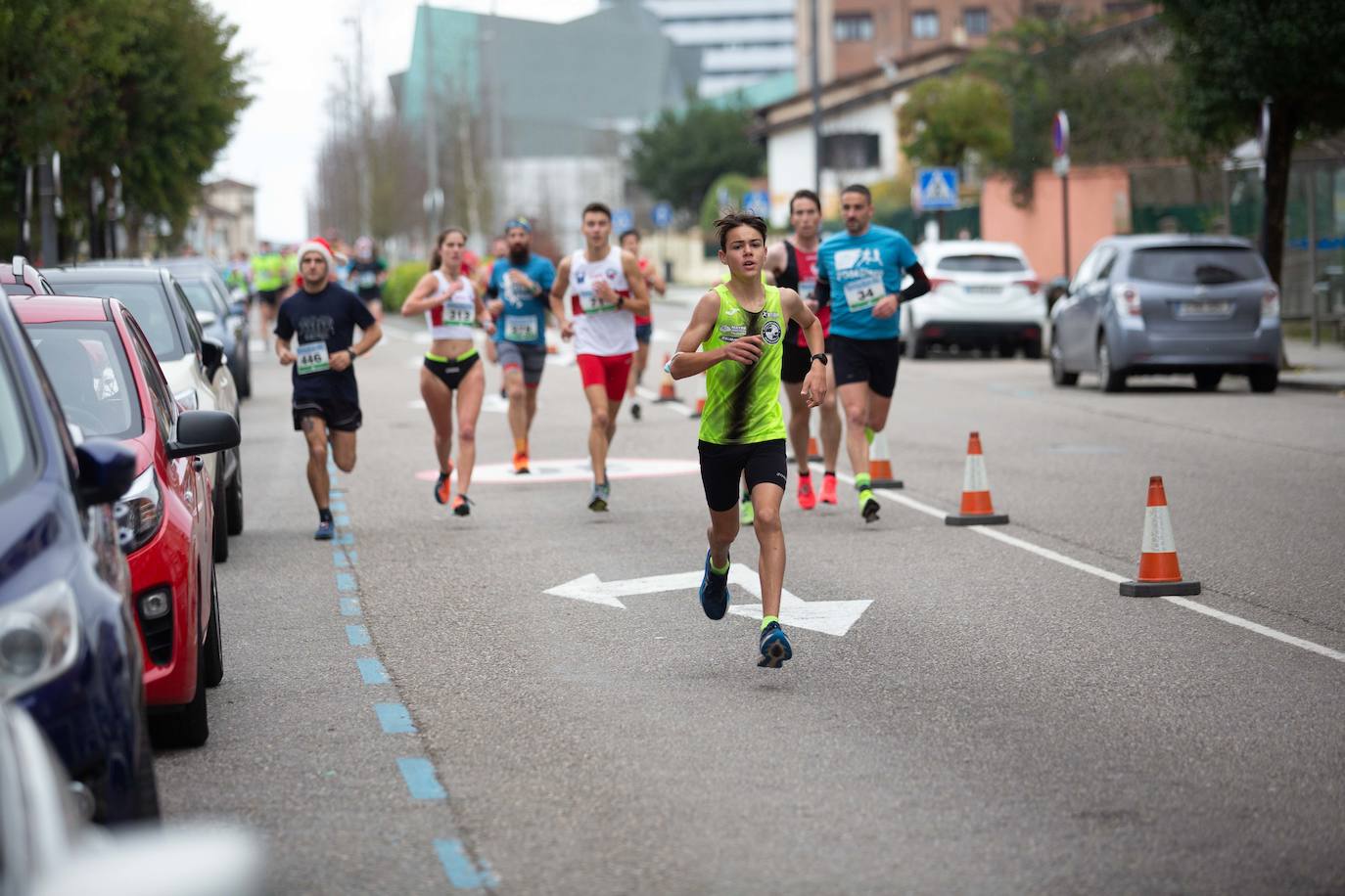 Pola de Siero recupera el espíritu de la San Silvestre. Las calles de la capital polesa volvieron a vivir una intensa jornada de atletismo, pasada por agua por momentos, en la que el corredor sierense Moha Bakkali ganó por quinto año consecutivo y la corredora del Universidad de Oviedo María Suárez se impuso por segundo año seguido. Los ganadores estuvieron acompañados de medio millar de corredores. 
