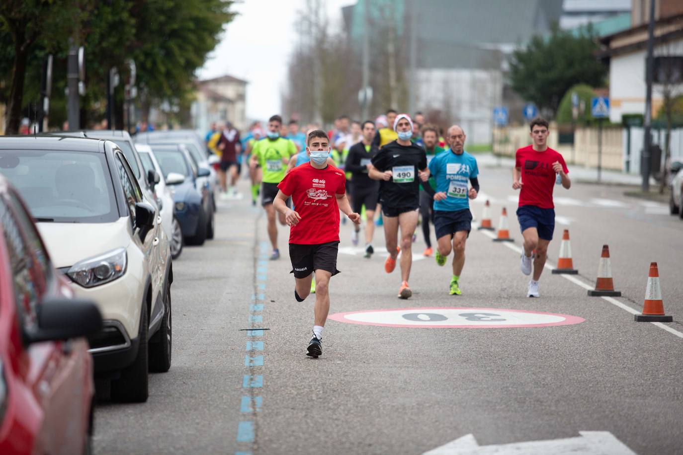 Pola de Siero recupera el espíritu de la San Silvestre. Las calles de la capital polesa volvieron a vivir una intensa jornada de atletismo, pasada por agua por momentos, en la que el corredor sierense Moha Bakkali ganó por quinto año consecutivo y la corredora del Universidad de Oviedo María Suárez se impuso por segundo año seguido. Los ganadores estuvieron acompañados de medio millar de corredores. 